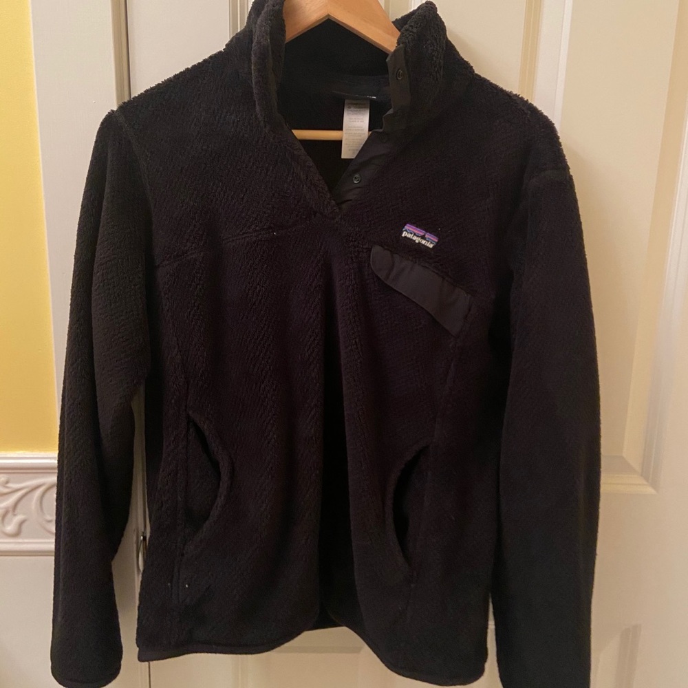 Black Patagonia fleece pullover